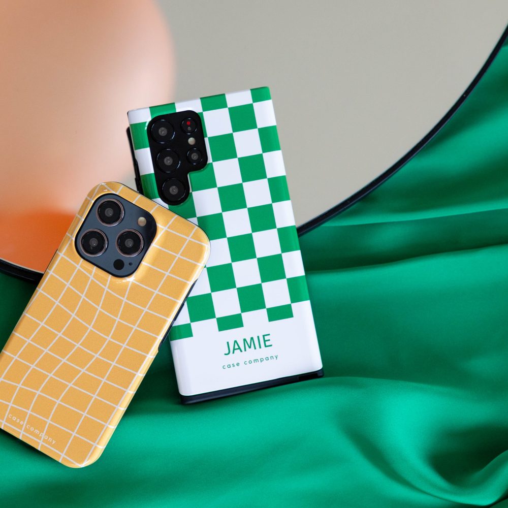 Dva trpežna ovitka: rumen karirast za iPhone in zelen s kockastim vzorcem ter imenom Jamie